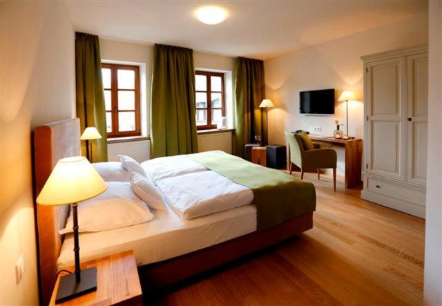 Weinkastell Zum Weissen Ross Hotel Калщад Екстериор снимка